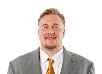 Hayden Bray headshot